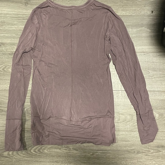 Lululemon shirt size 8 long - Picture 3 of 3